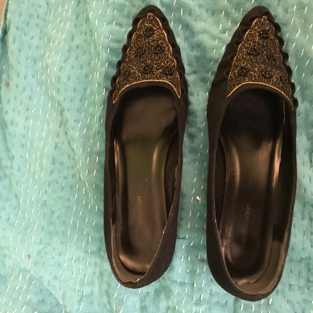 Jessica London 9 1/2 black suede kitten heels with beads and gold embroidery